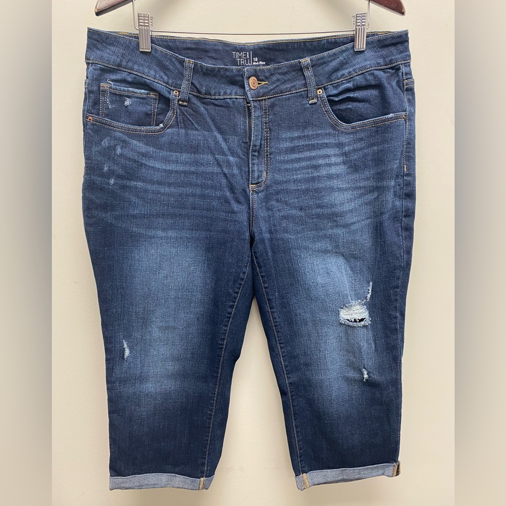Time and Tru Distressed Jean / Denim Capri Mid Rise Size 18